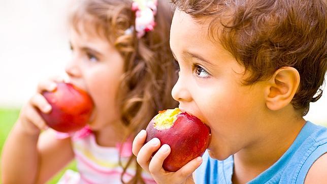 niñoscomenmanzanas