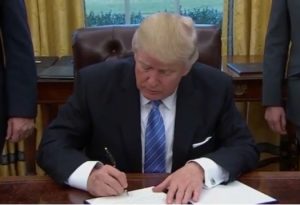 Trump-firma-salidad de TPP