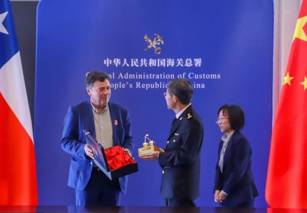 Entrega de presente a Viceministro de la Administracion General de Aduanas de China